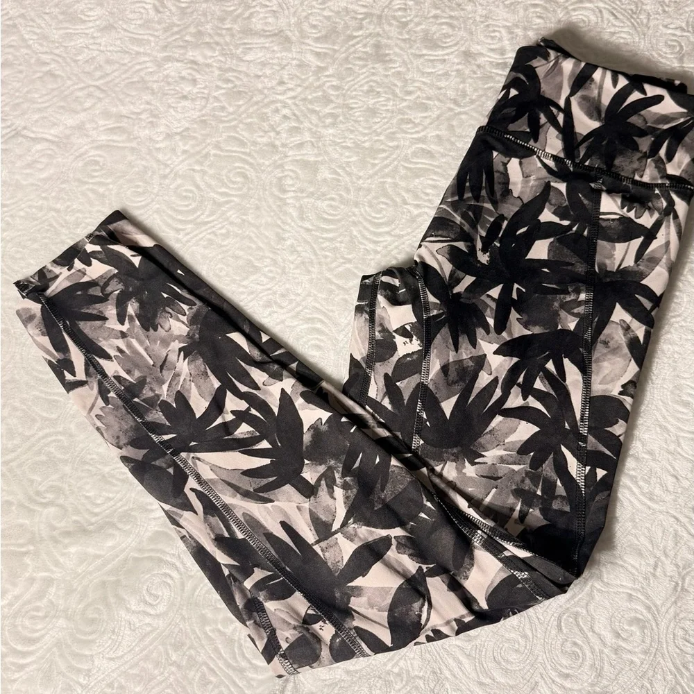 Lou & Grey FORM Printed Leggings XS Black White - Picture 7 of 8